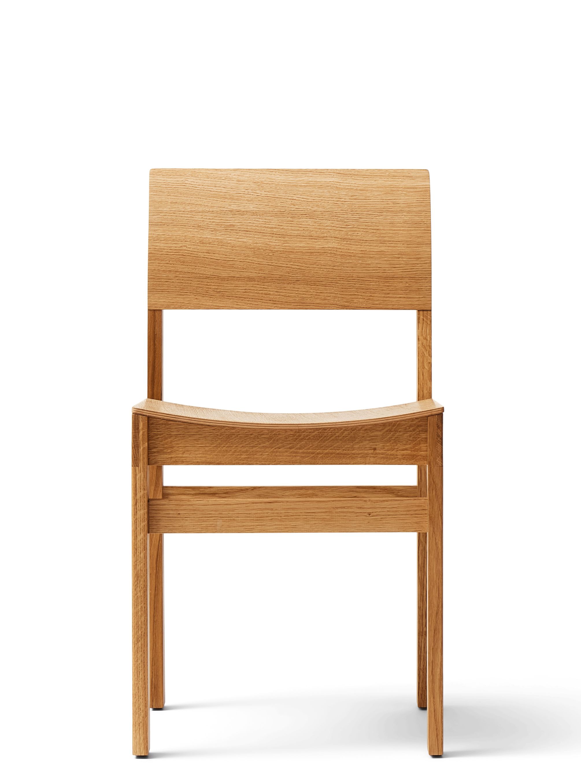 Sonder Stuhl Form & Refine aus Eiche, minimalistisches Design für Esszimmer und Wohnbereich.