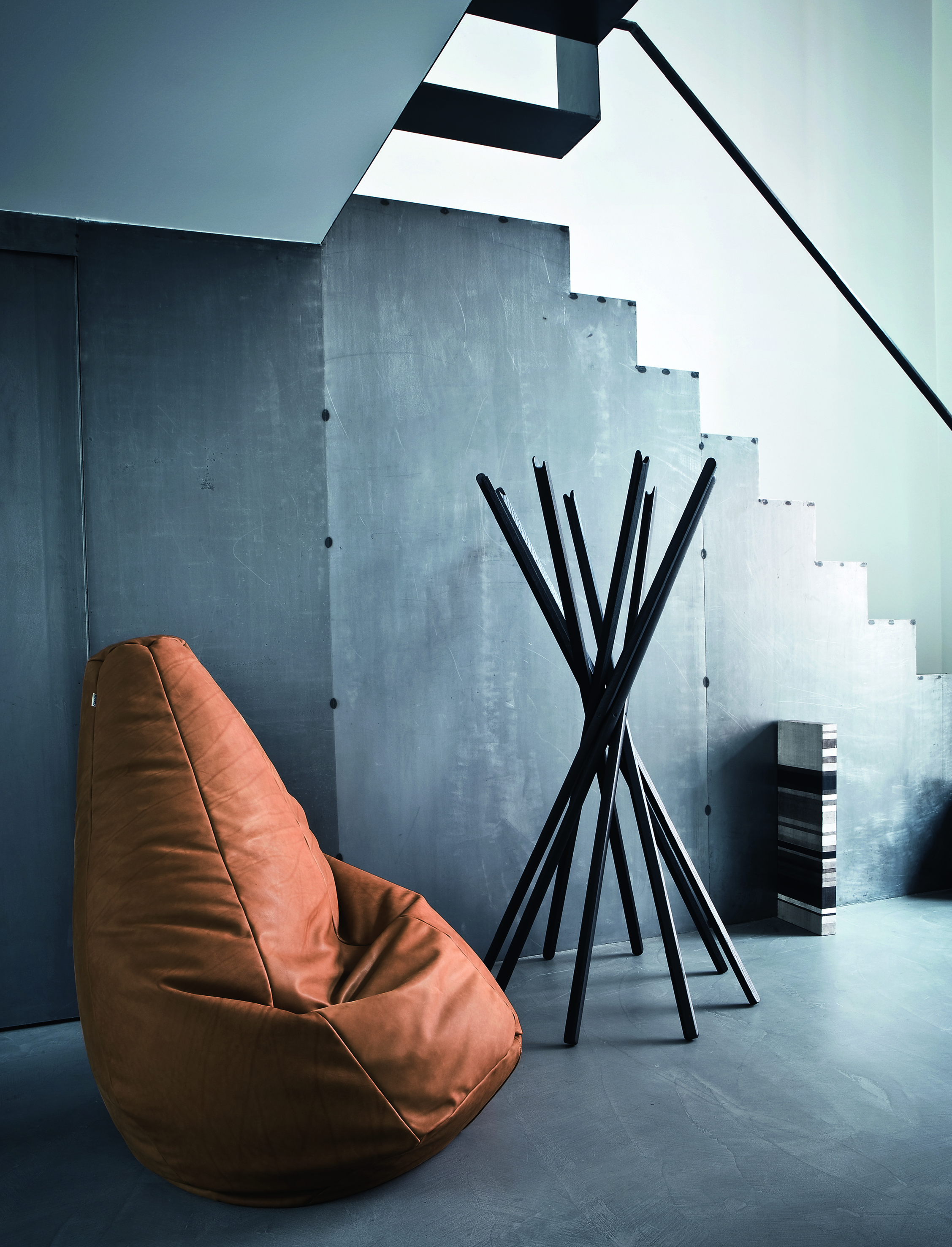 Brauner Sacco Sitzsack von Zanotta neben einer modernen Garderobe und einer Treppe im Hintergrund.