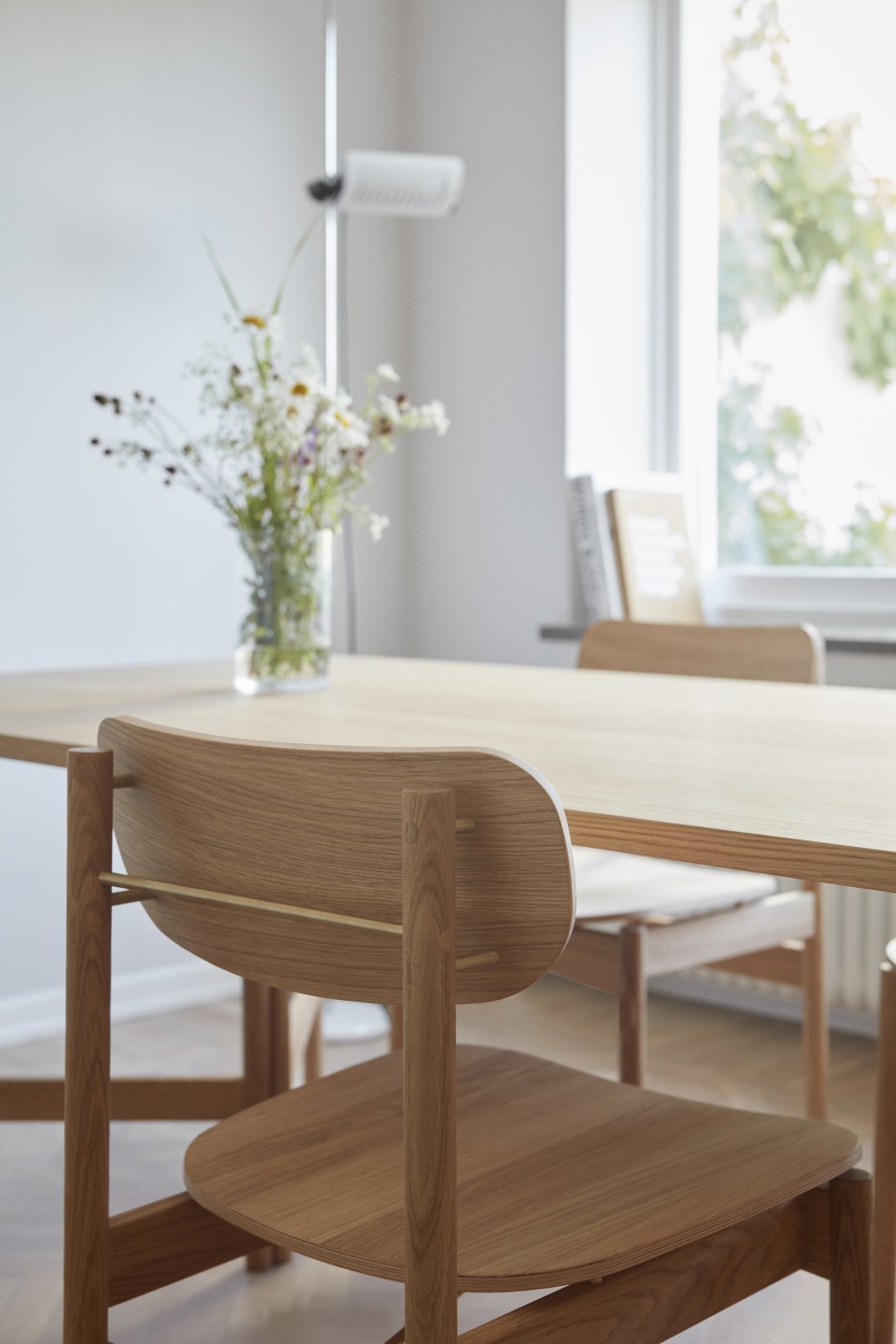 Nahaufnahme eines Vester Chair Stuhls von Skagerak by Fritz Hansen aus hellem Holz.