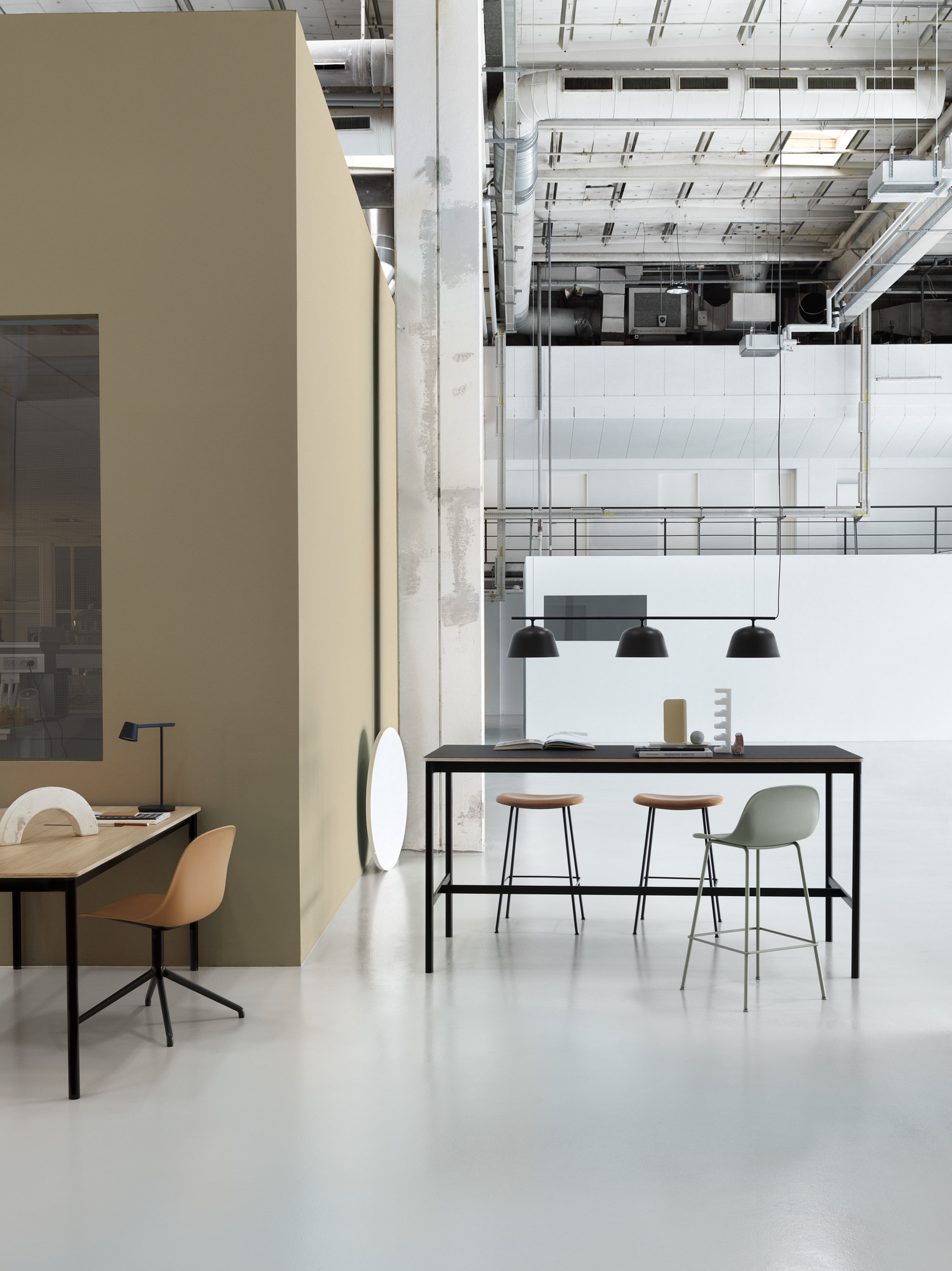 Base High Table Stehtisch von Muuto mit Eichenplatte und weißem Gestell in modernem Büro.