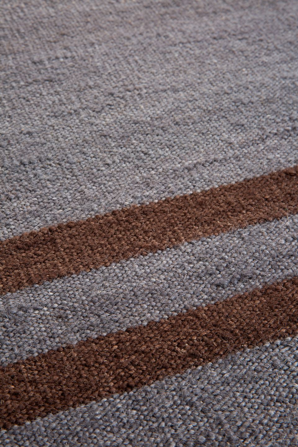 Detailaufnahme des grauen Mazandaran Kilim Teppichs mit braunen Streifen, Ethno-Muster und Textur.