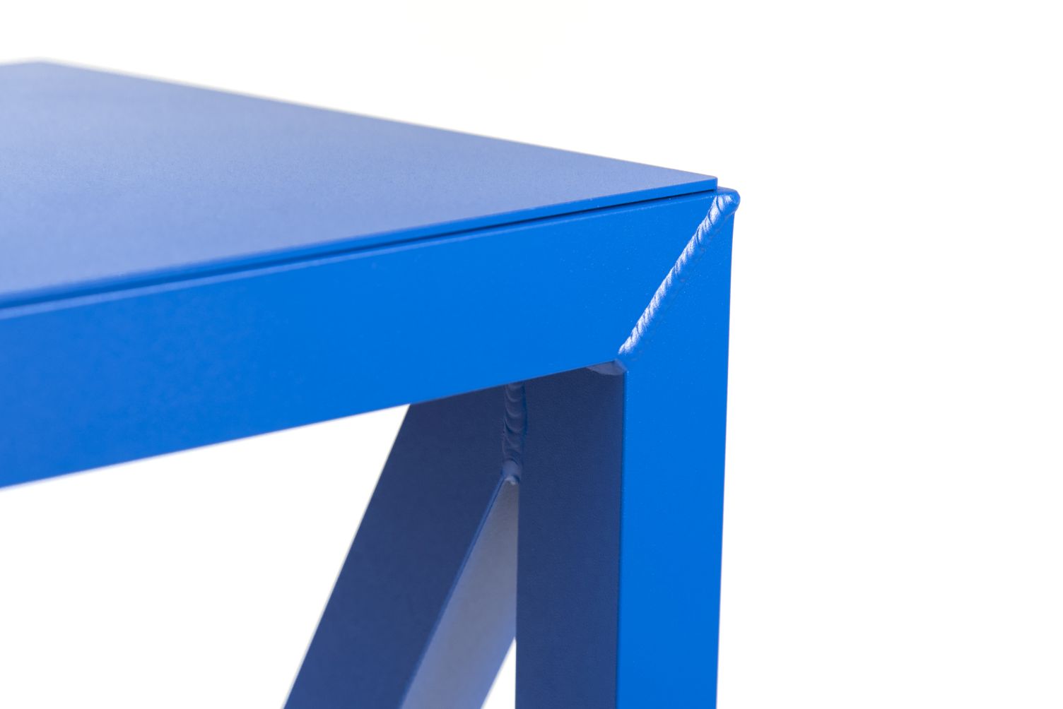 Detailaufnahme vom blauen Bureaurama Hocker von Magis, der einen modernen Arbeitsplatz stilvoll ergänzt.