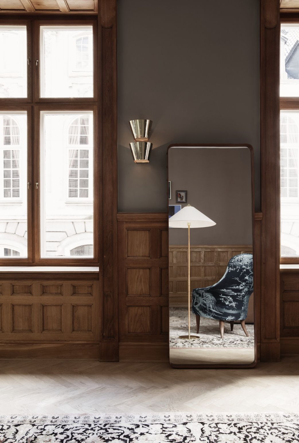 Adnet Spiegel mit braunem Lederrahmen von Gubi. Rechteckiger Wandspiegel für stilvolle Raumgestaltung.