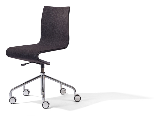 Moderner Bürostuhl mit grauem Stoffbezug, Chromgestell und Rollen für das Büro oder Homeoffice.