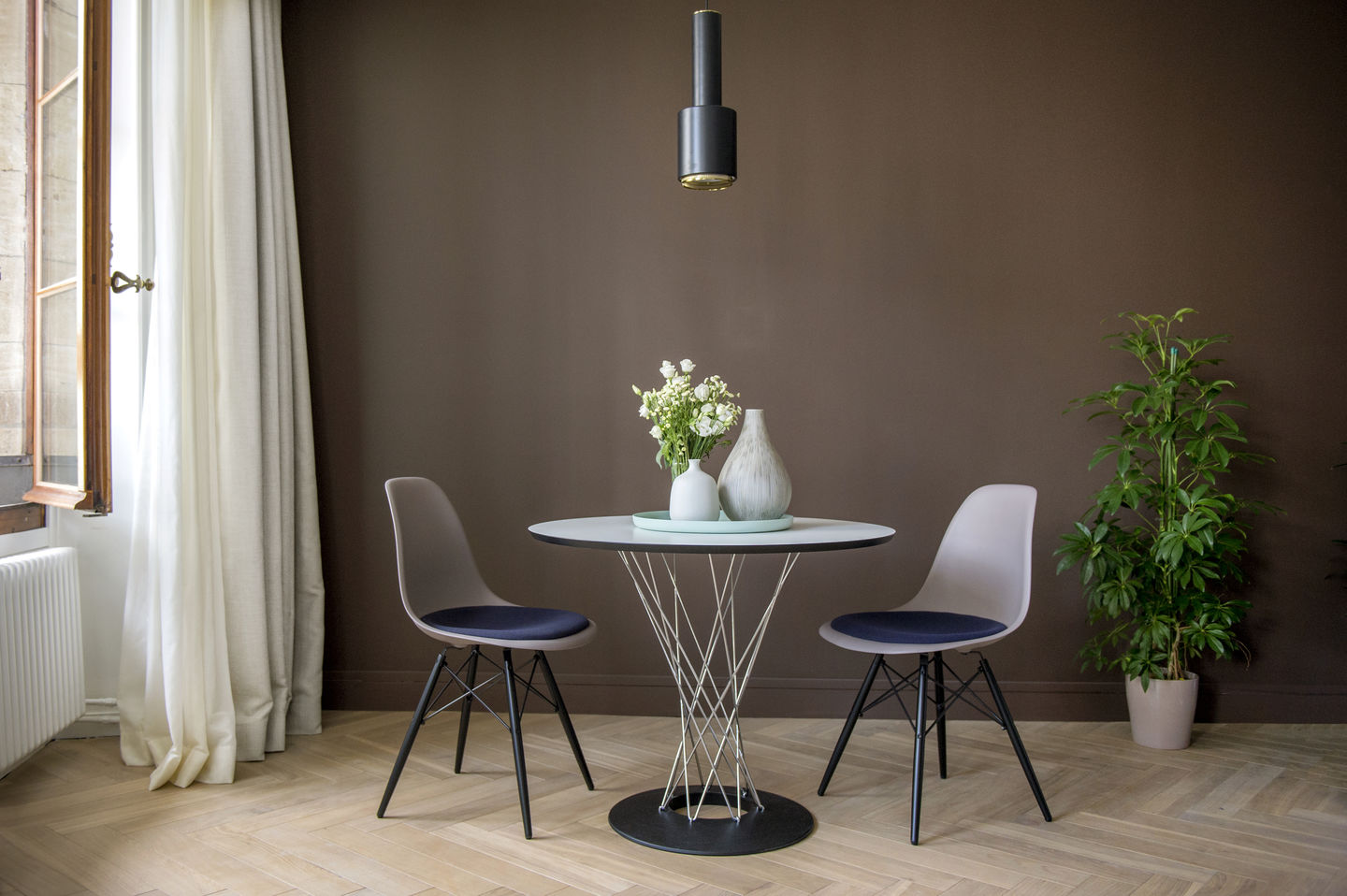 Eames Plastic Side Chair DSW Stuhl von Vitra mit Sitzpolster in stilvollem Ambiente.