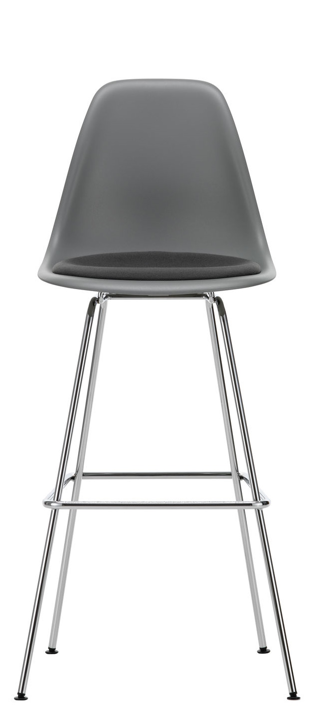 Eames Plastic Bar Stool von Vitra, grauer Barhocker mit Sitzpolster und verchromtem Gestell.