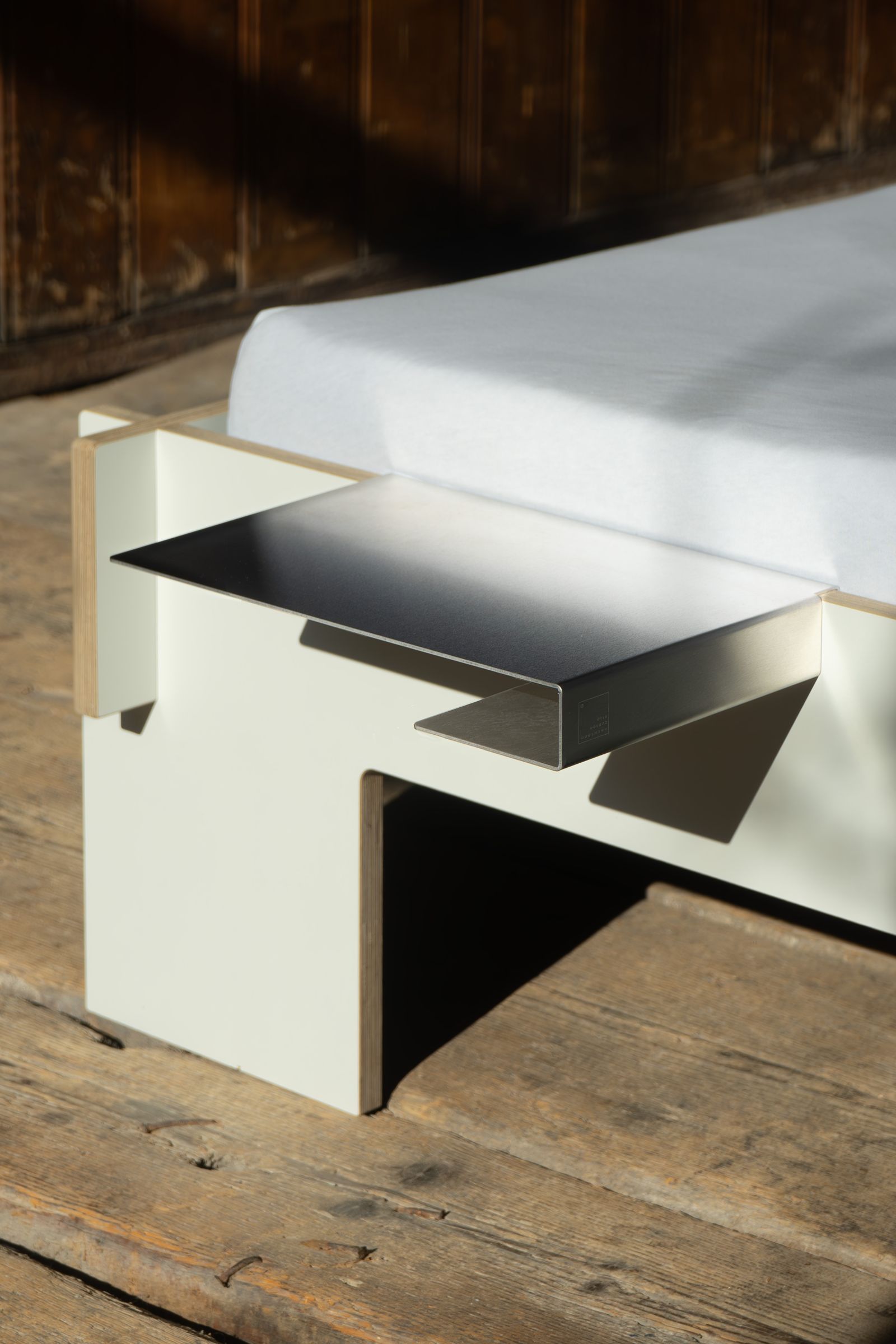 Nils Holger Moormann Siebenschläfer Bett mit seitlicher Ablage aus Metall, minimalistisches Design für Schlafzimmer.
