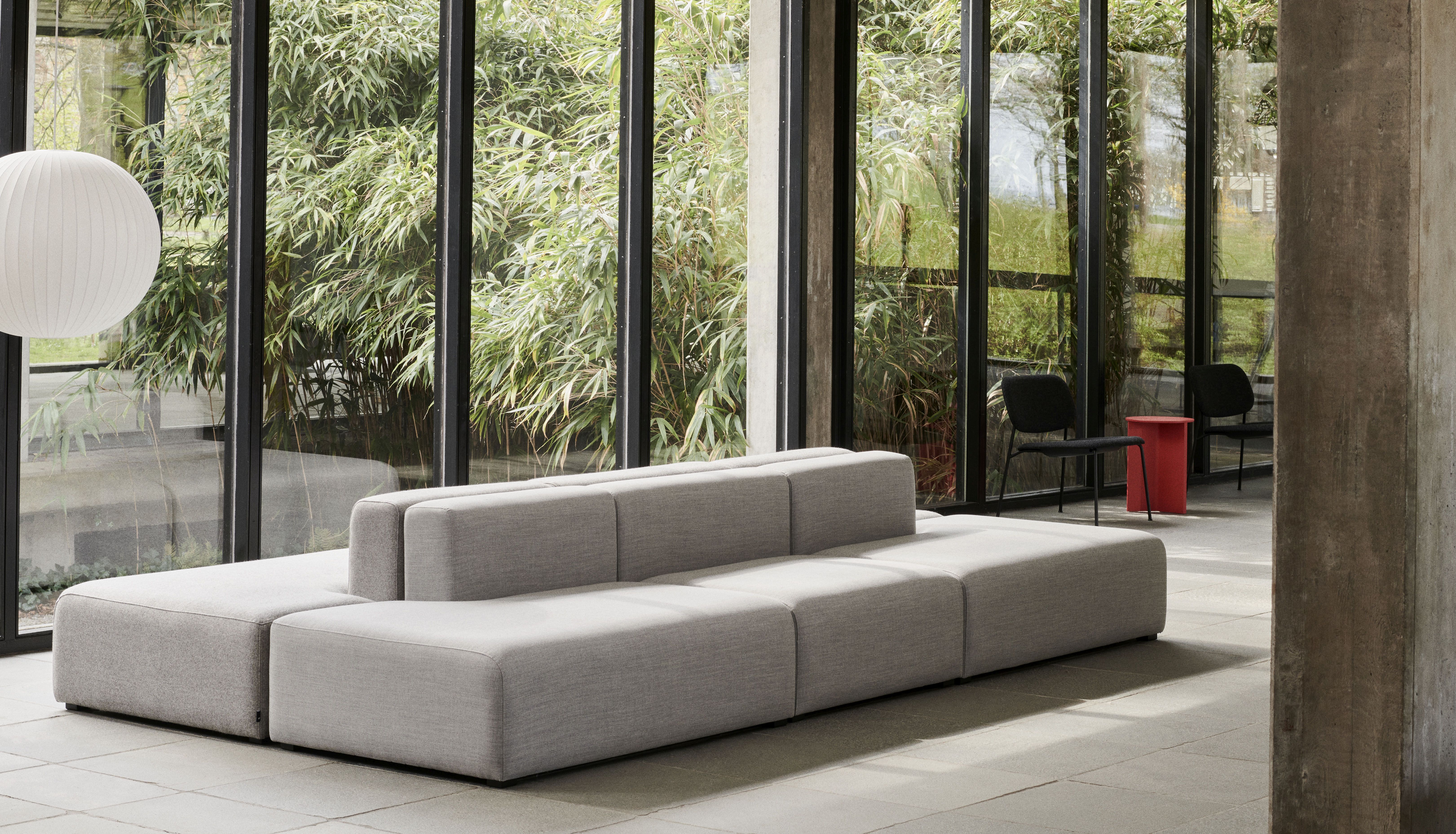 Graues Mags Sofa von Hay mit Rückenlehne in modernem Wohnzimmer, modulares Lounge Sofa.