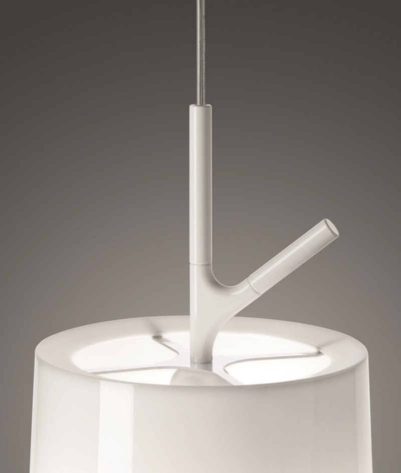 Nahaufnahme der weißen Birdie Pendelleuchte von Foscarini, modernes Design mit Ast-Detail, Innenbeleuchtung.