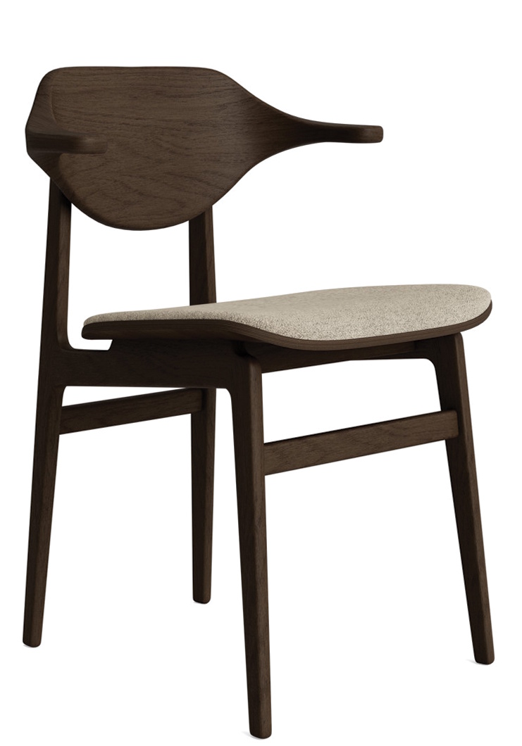 Bufala Dining Chair Stuhl NORR11 aus dunklem Holz mit Armlehne und beigem Stoffbezug.