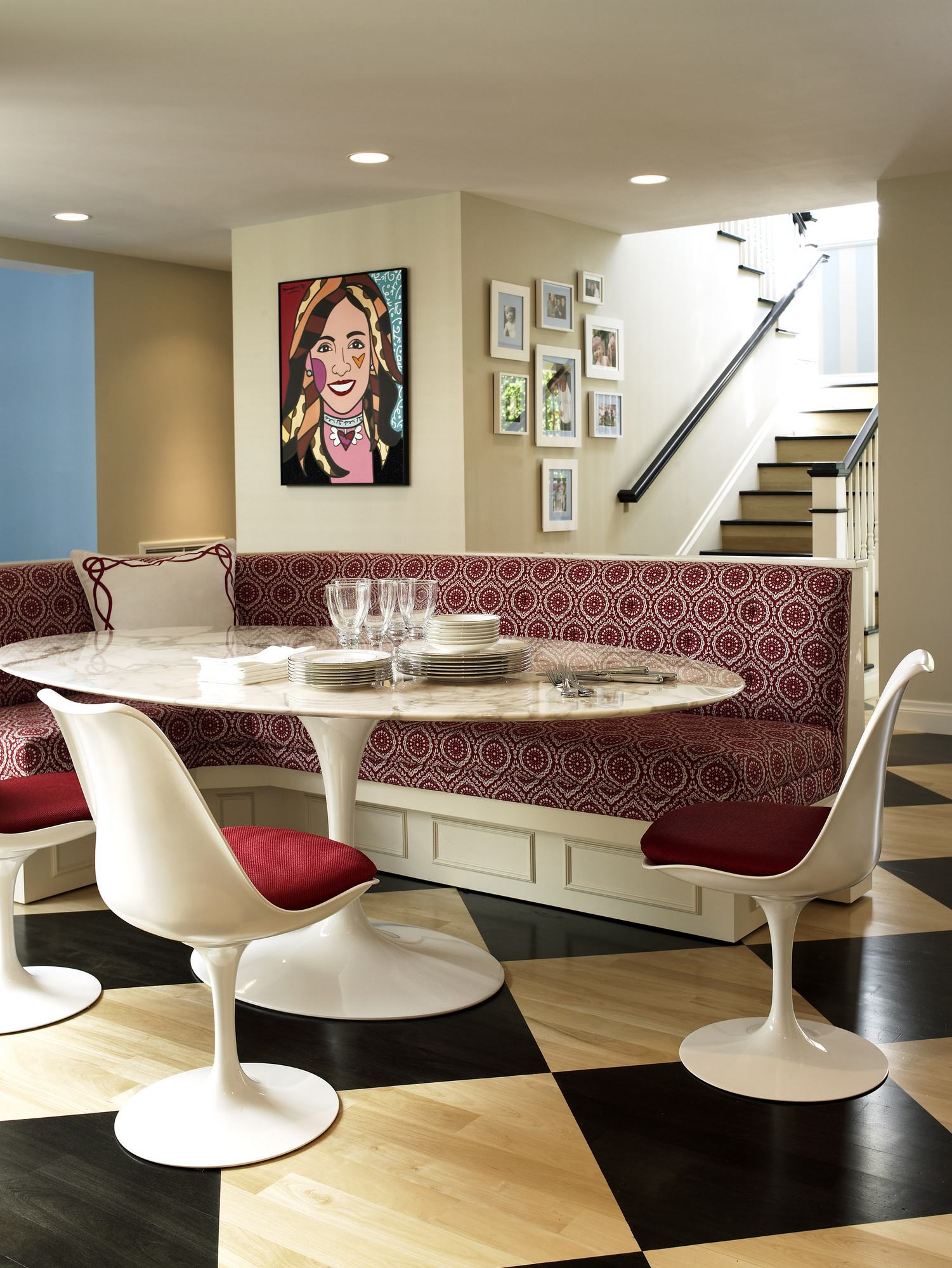 Esszimmer mit Knoll International Tulip Chair Stühlen, Marmortisch und rot gemusterter Eckbank.