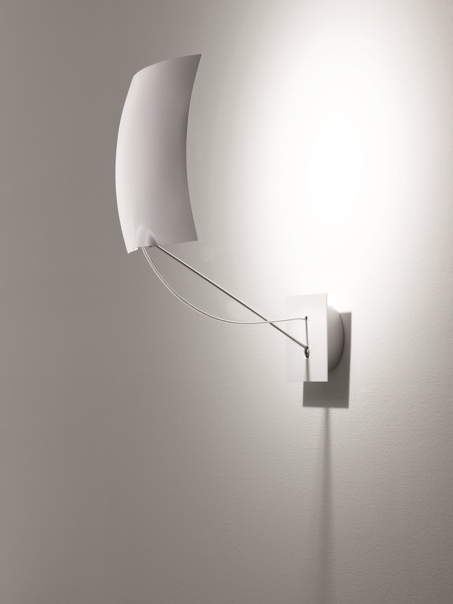 Weiße 18 x 18 LED Wandleuchte von Ingo Maurer, modernes Design mit indirektem Licht.