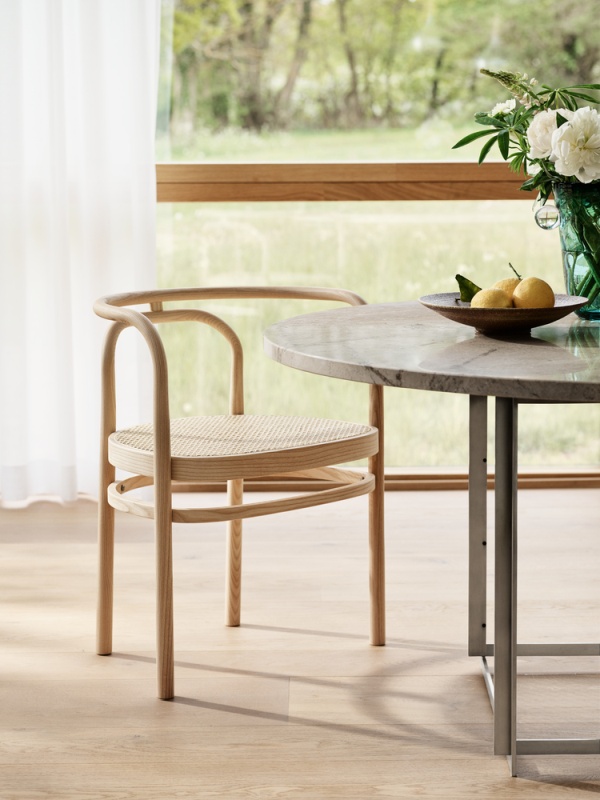PK 15 Stuhl von Fritz Hansen: Massivholz Esche, natur lackiert mit Wiener Geflecht Sitzfläche.