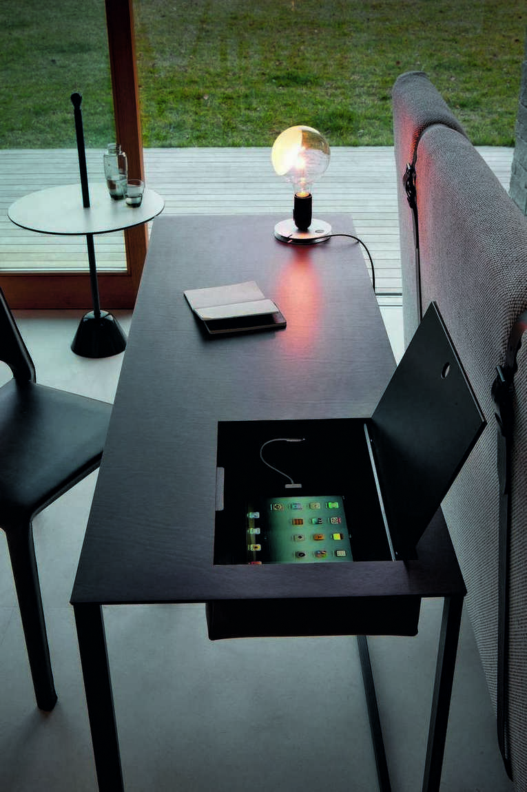 Calamo Schreibtisch von Zanotta mit integrierter Ladestation für Tablet und Smartphone. Moderner Bürotisch.