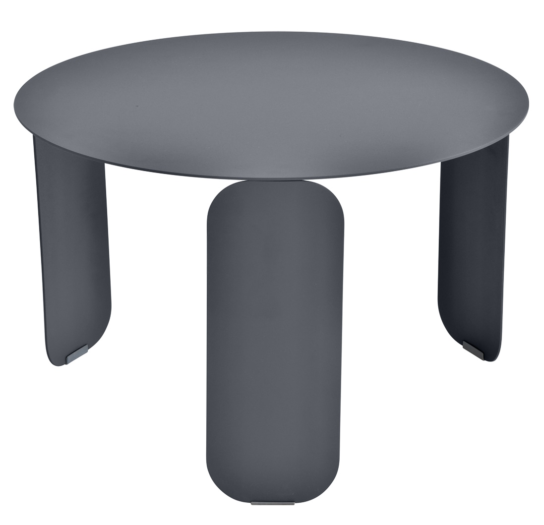 Grauer Bebop Low Table von Fermob, runder Outdoor-Tisch mit drei Beinen, modernes Design.
