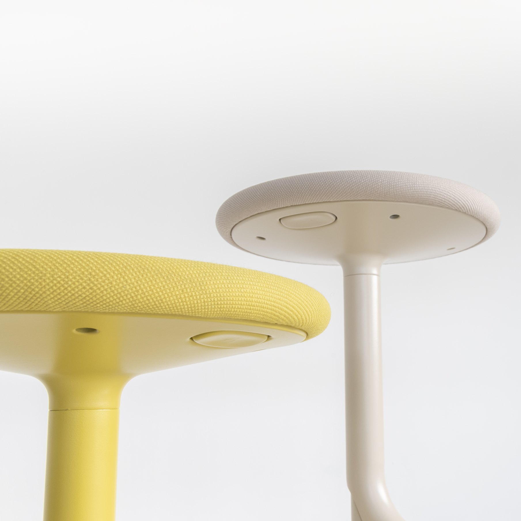 Detailaufnahme von zwei Tibu Stool Hockern von Magis in Gelb und Beige auf weißem Hintergrund.