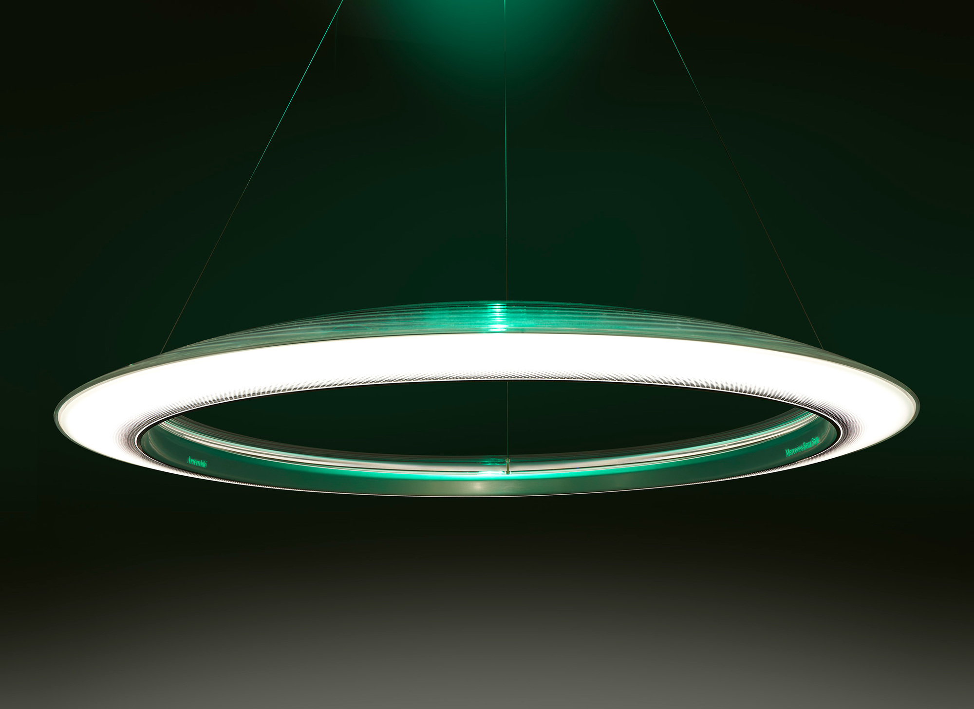 Ameluna Pendelleuchte von Artemide, modernes Design mit ringförmiger LED und grüner Akzentbeleuchtung, dimmbar.