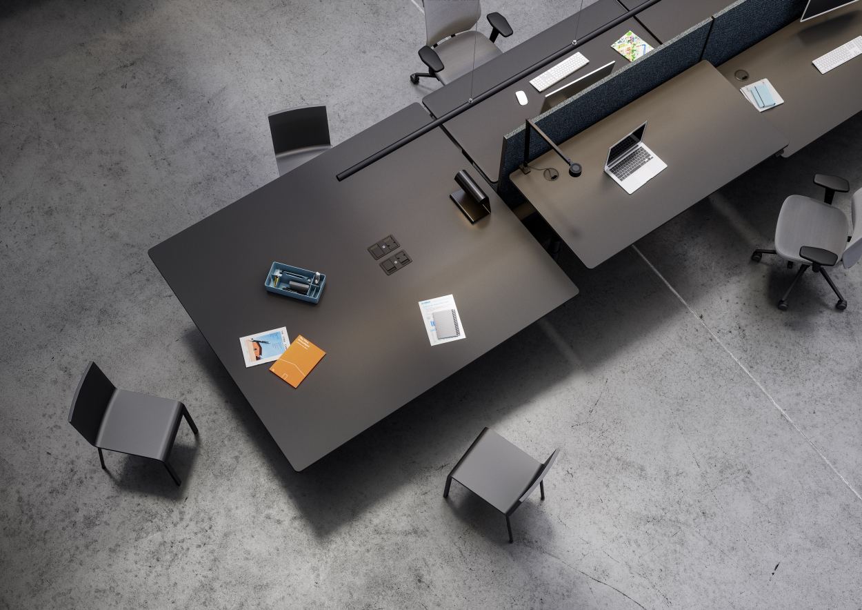 Vogelperspektive auf einen modernen Büroraum mit einem schwarzen Tyde Sitz- und Stehtisch von Vitra, 180 cm.