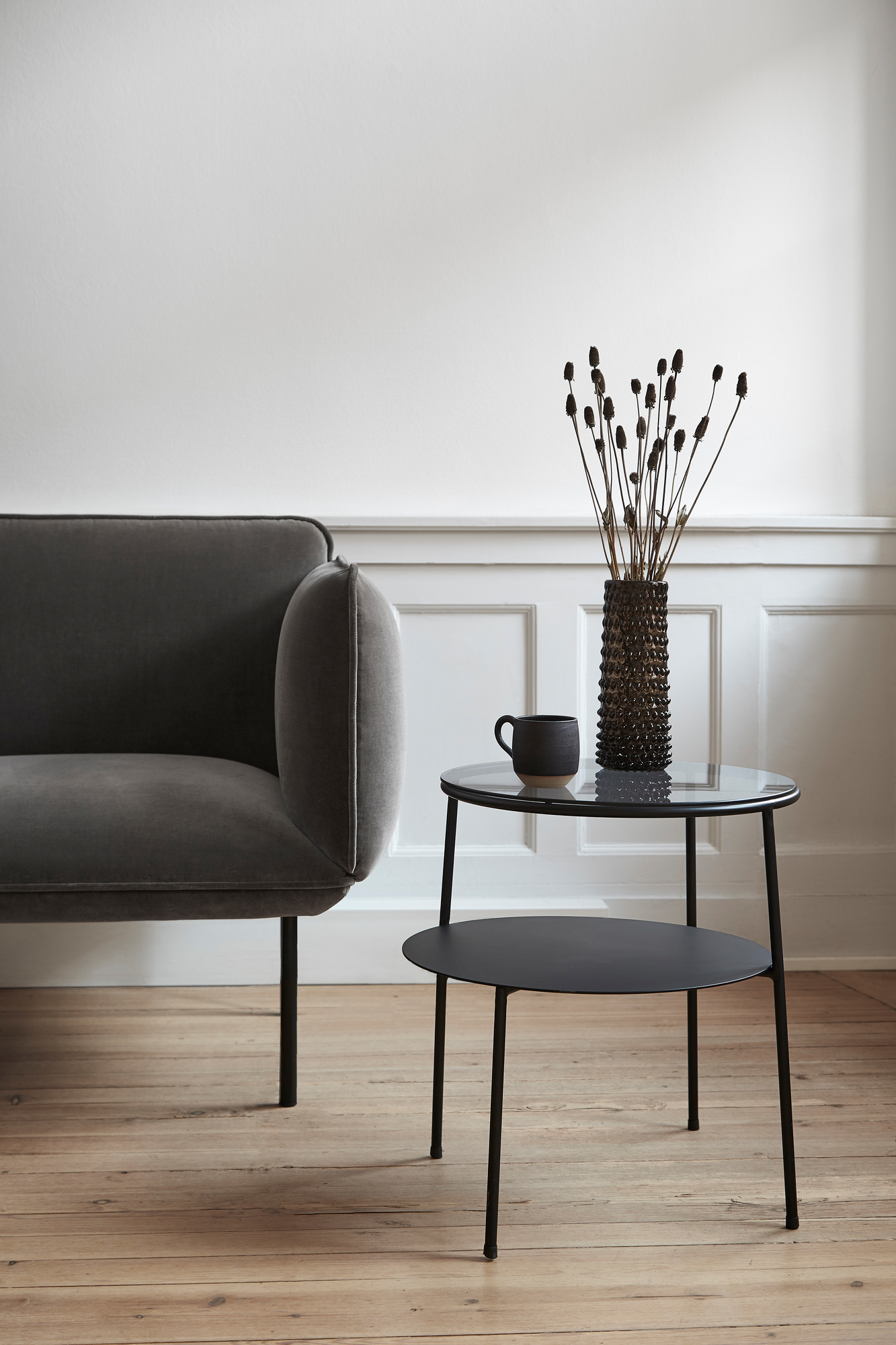 Duo Beistelltisch von Woud, schwarzes Metallgestell mit dunkler Rauchglasplatte, minimalistisches Design für modernes Wohnzimmer.