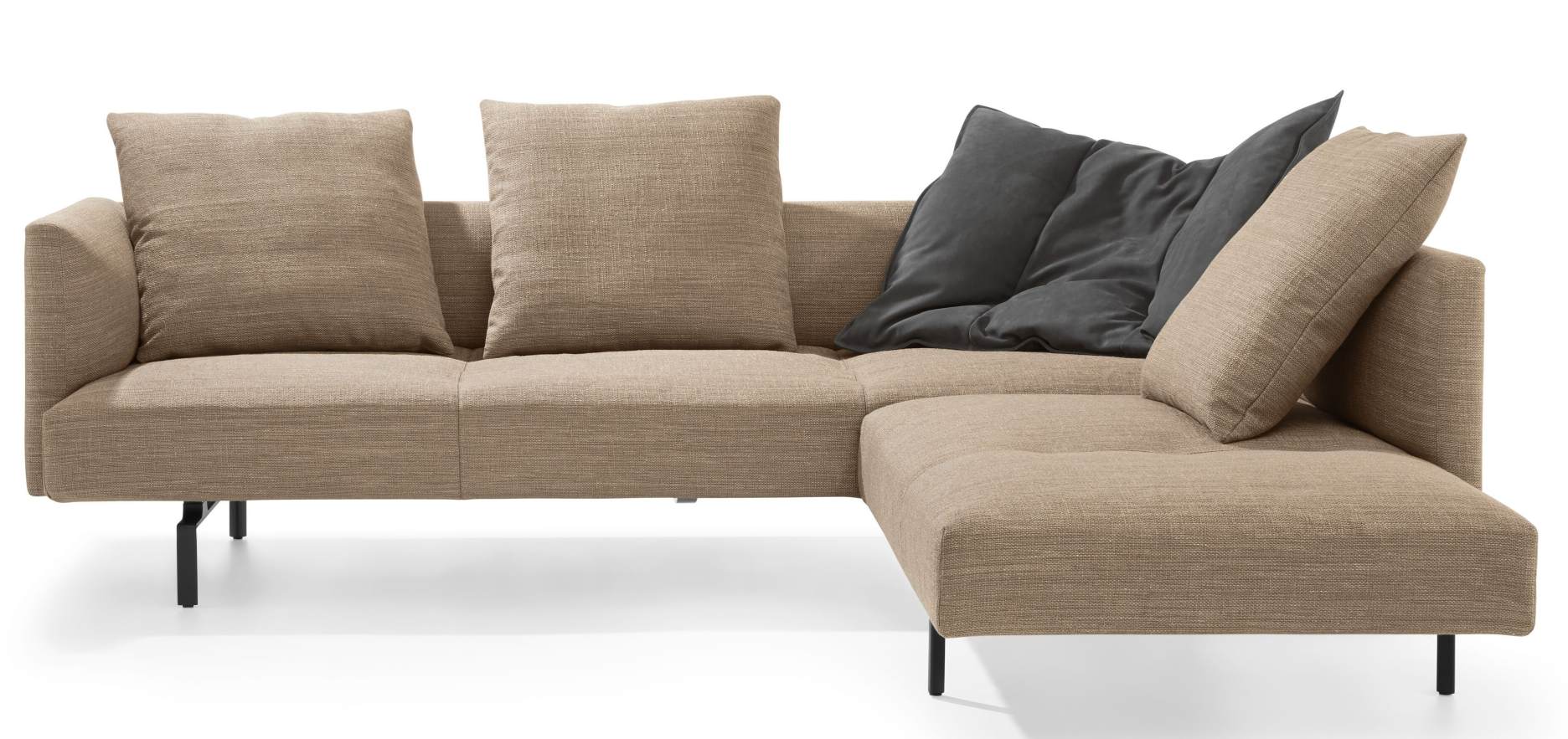 Beiges Muud Sofa von Walter Knoll mit schwarzen Füßen und grauen Kissen.