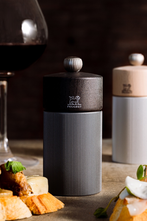 Peugeot Line Salzmühle, 12 cm, Aluminium und Naturholz, mit Speisen und einem Glas Rotwein.