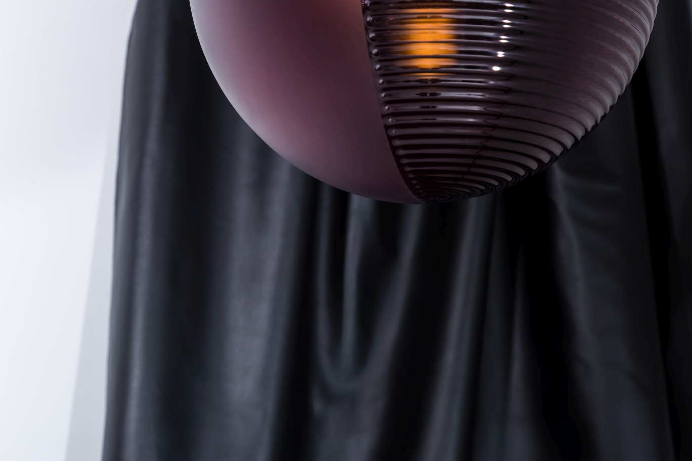 Nahaufnahme der Stellar Pendelleuchte von Pulpo, modernes Design mit gerippter Oberfläche.