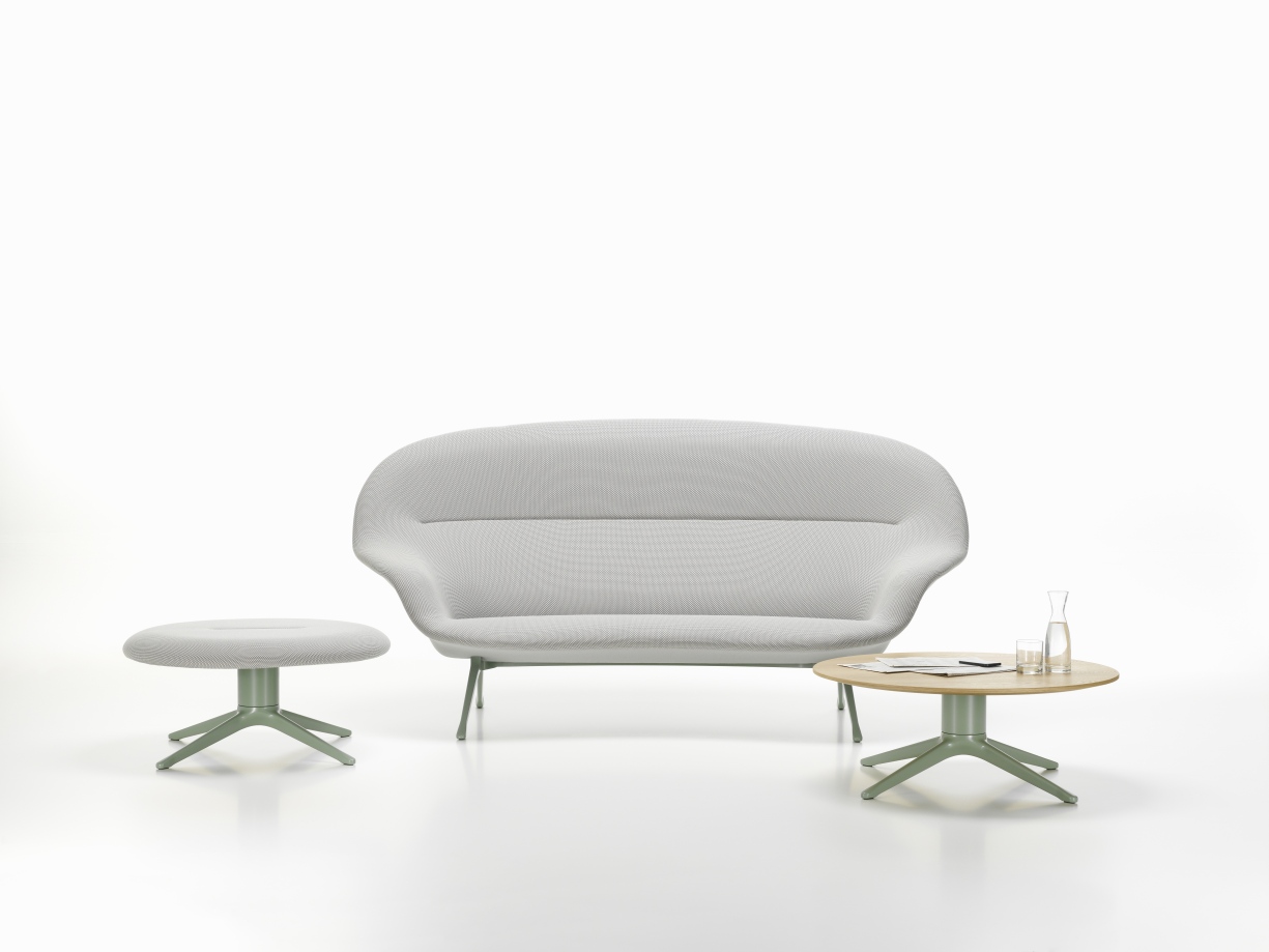 Vitra Abalon Platform Ottoman in Grau mit passendem Sofa und Beistelltisch.