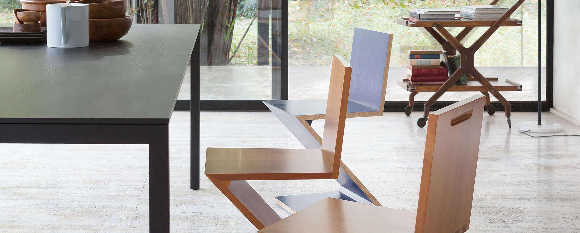 Nahaufnahme von Cassina Zig Zag Stühlen aus Holz, modernes Design für Esszimmer und Wohnbereich.