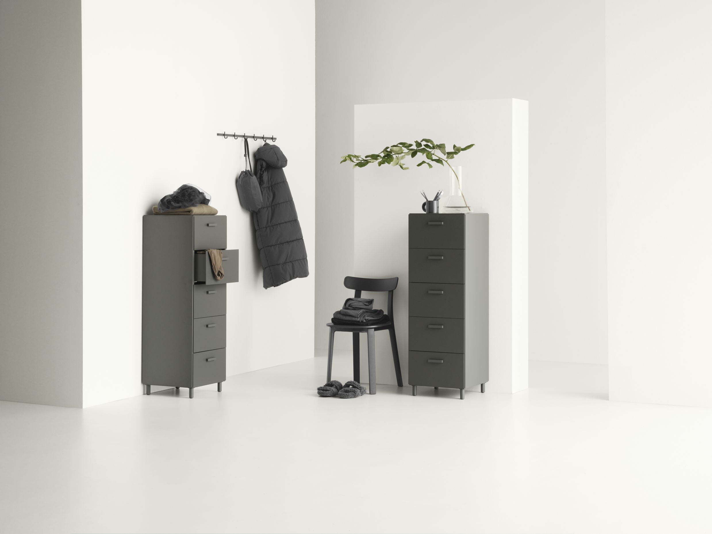 Beige Relief Kommode hoch von String Furniture mit Beinen, fünf Schubladen, modernes Design.