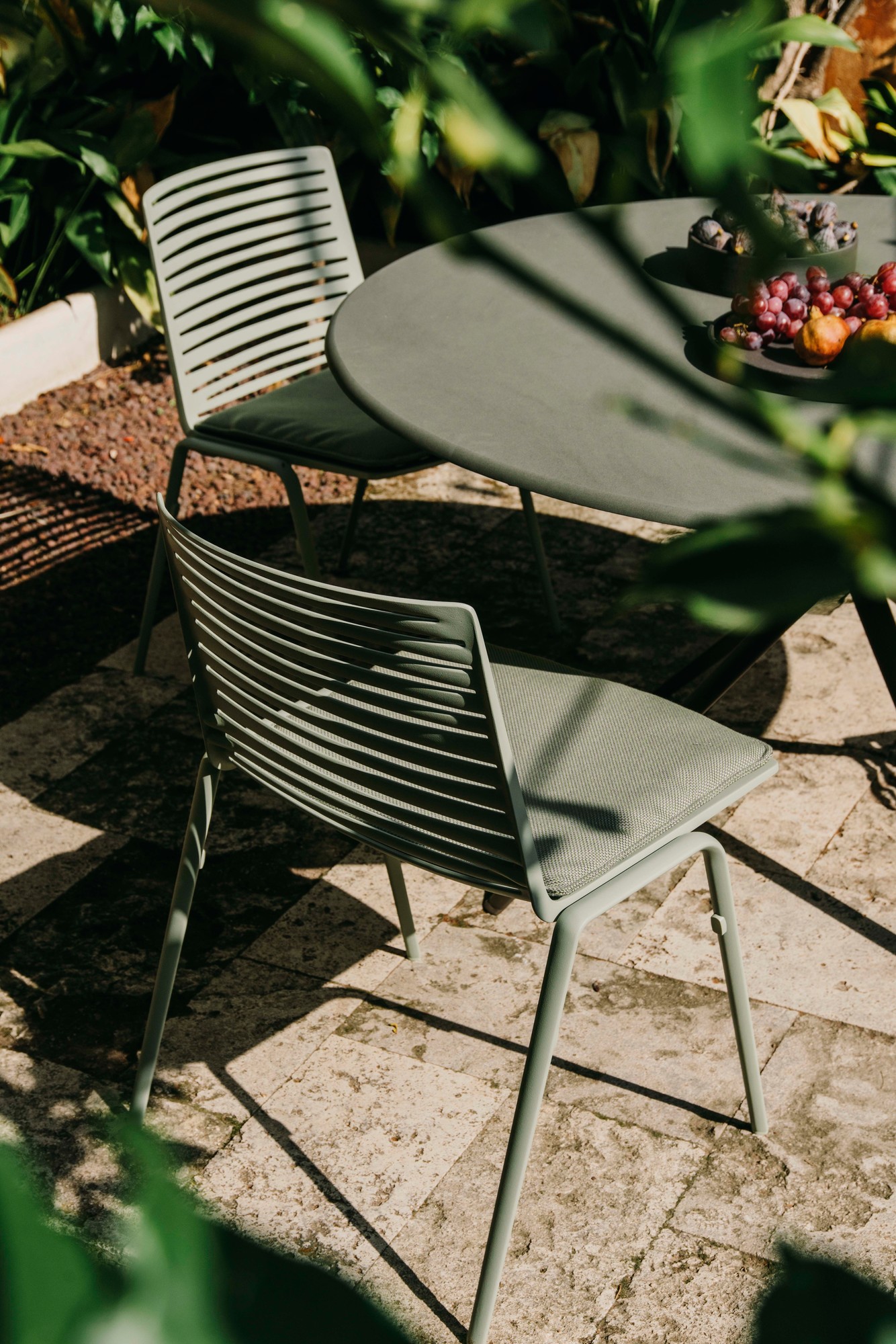 Zwei Zebra Stühle mit Armlehnen und ein Tisch im Freien, modernes Gartenmöbel-Set.