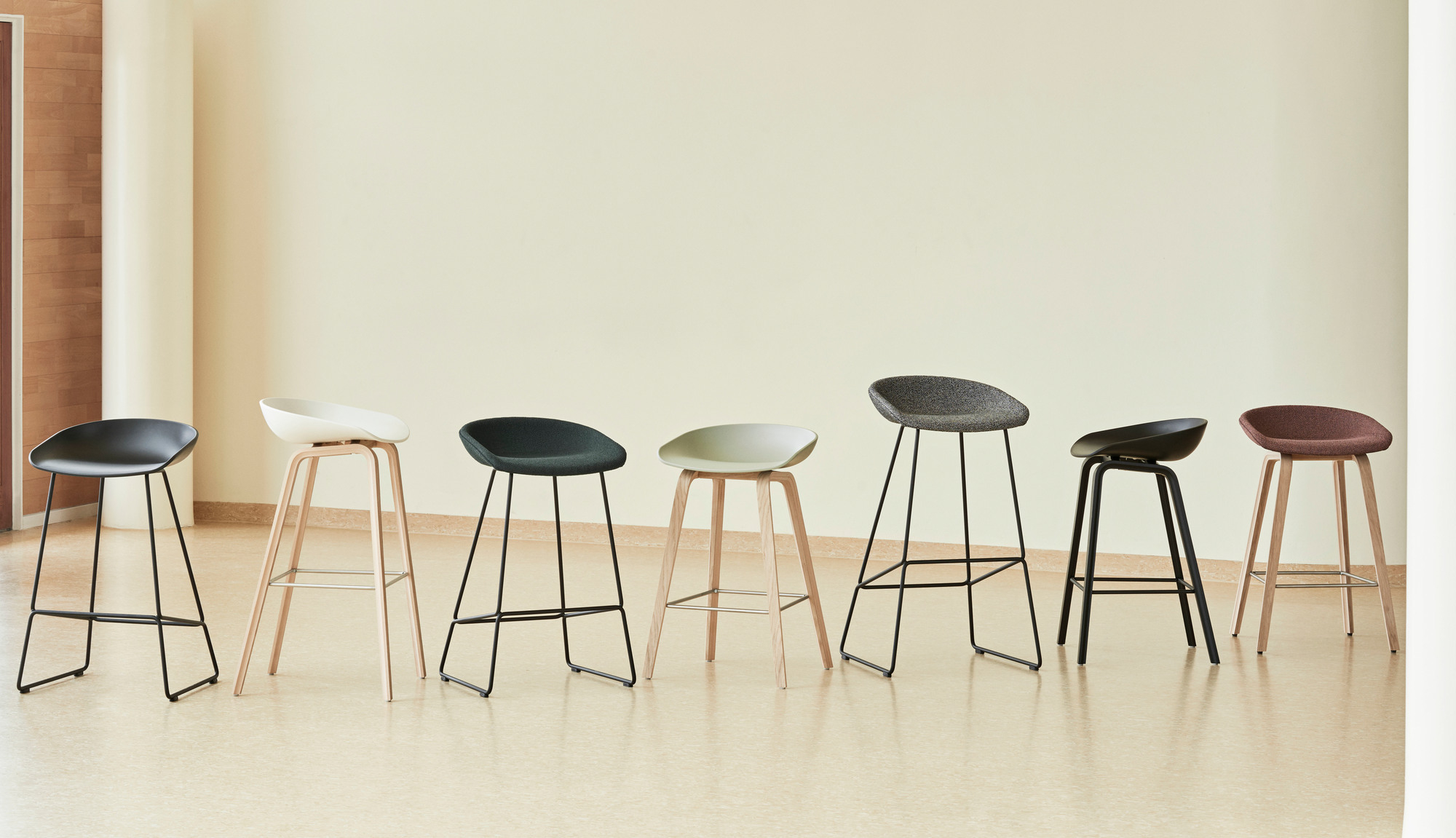 Reihe von Hay About a Stool AAS 39 Barhockern mit Vollpolster in verschiedenen Farben und Gestellen.