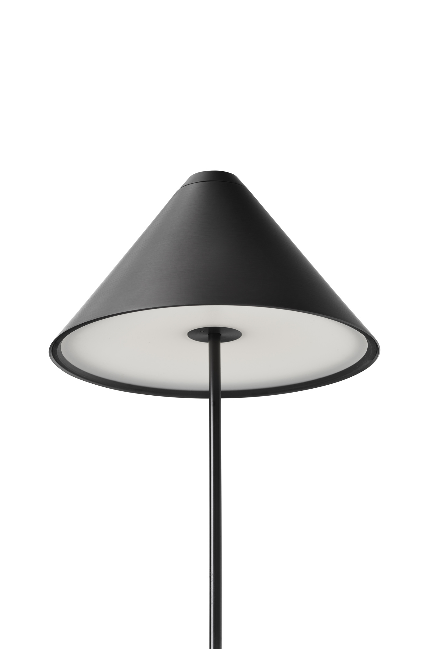 Schwarze Brolly Akkuleuchte von New Works, tragbare Tischleuchte mit konischem Schirm und warmem Licht.