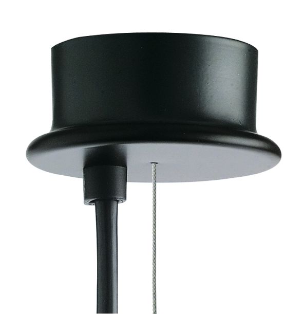 Detailaufnahme der schwarzen Deckenrosette des Flos 2097/18 Kronleuchters. Keywords: Design, Lampe, Beleuchtung.
