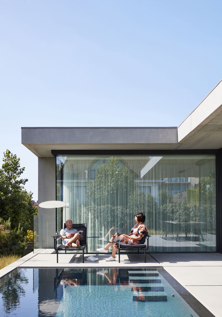 Sol + Luna Sonnenliege von Extremis: Paar entspannt am Pool auf modernen Outdoor-Liegen.