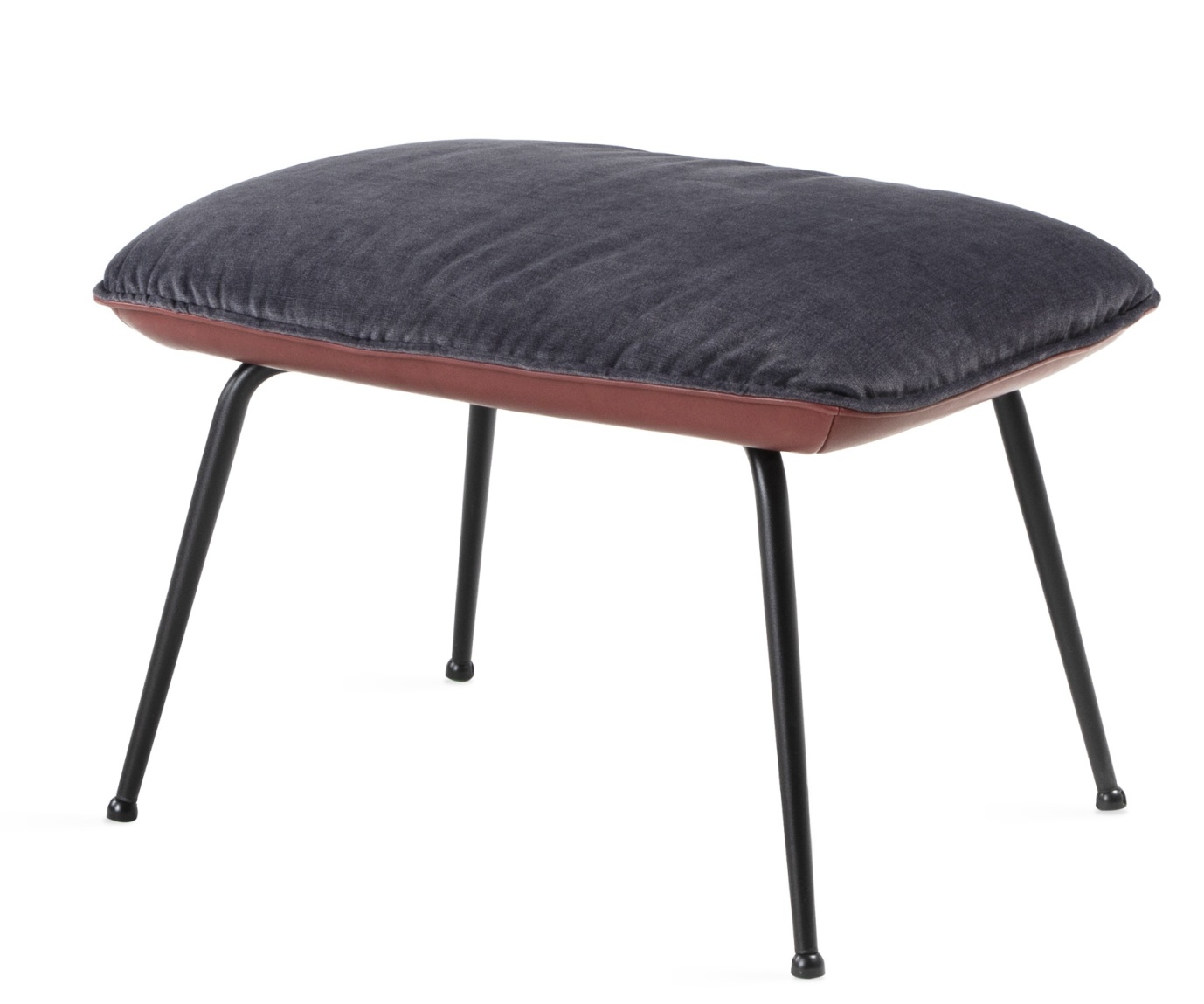 Marla Ottoman von Freifrau Manufaktur: Grauer Polsterhocker mit braunem Lederrahmen und schwarzen Metallbeinen, freigestellt.