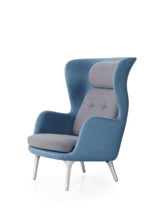 Blauer Ro Sessel von Fritz Hansen mit grauer Polsterung und Aluminiumbeinen, Frontansicht.