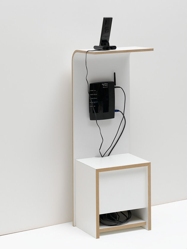 Weißes Tojo Fon Regal mit Router, Telefonhalterung und Kabelführung für moderne Einrichtung.