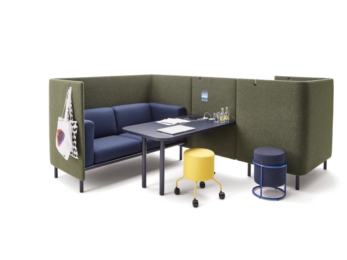 Cor Floater Sofa 3-Sitzer in Blau mit grünen Akustikwänden, Tisch und Hockern für Büro und Lounge.