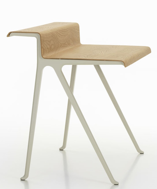 Vitra Courier Stehpult: Moderner Schreibtisch aus hellem Holz mit weißem Gestell für Büro und Homeoffice.