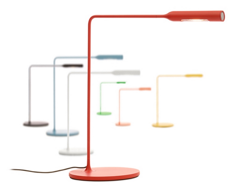 Rote Flo Desk Tischleuchte Lumina im Vordergrund, weitere Farben im Hintergrund. Designleuchte.