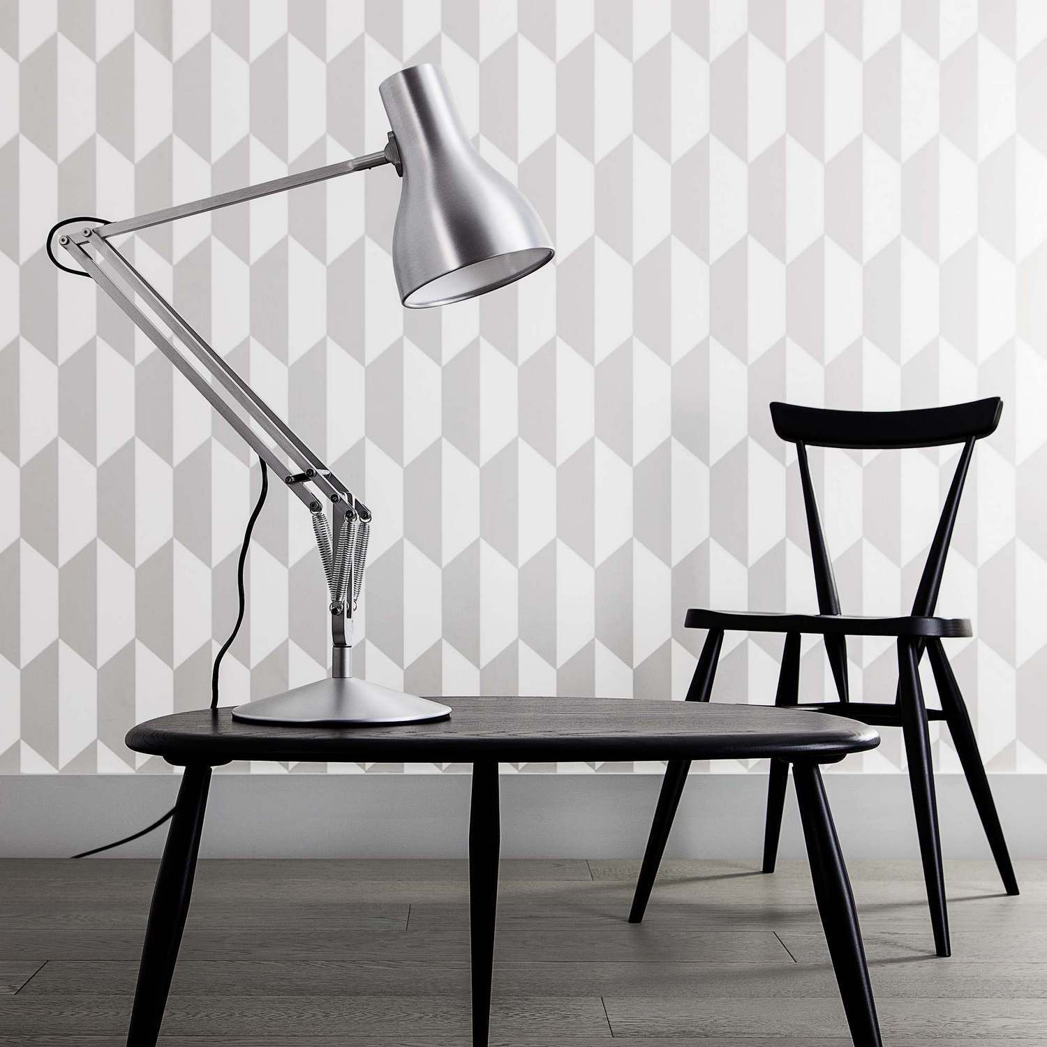 Nahaufnahme der silbernen Anglepoise Type 75 Tischleuchte auf einem dunklen Holztisch, Büromöbel und Beleuchtung.