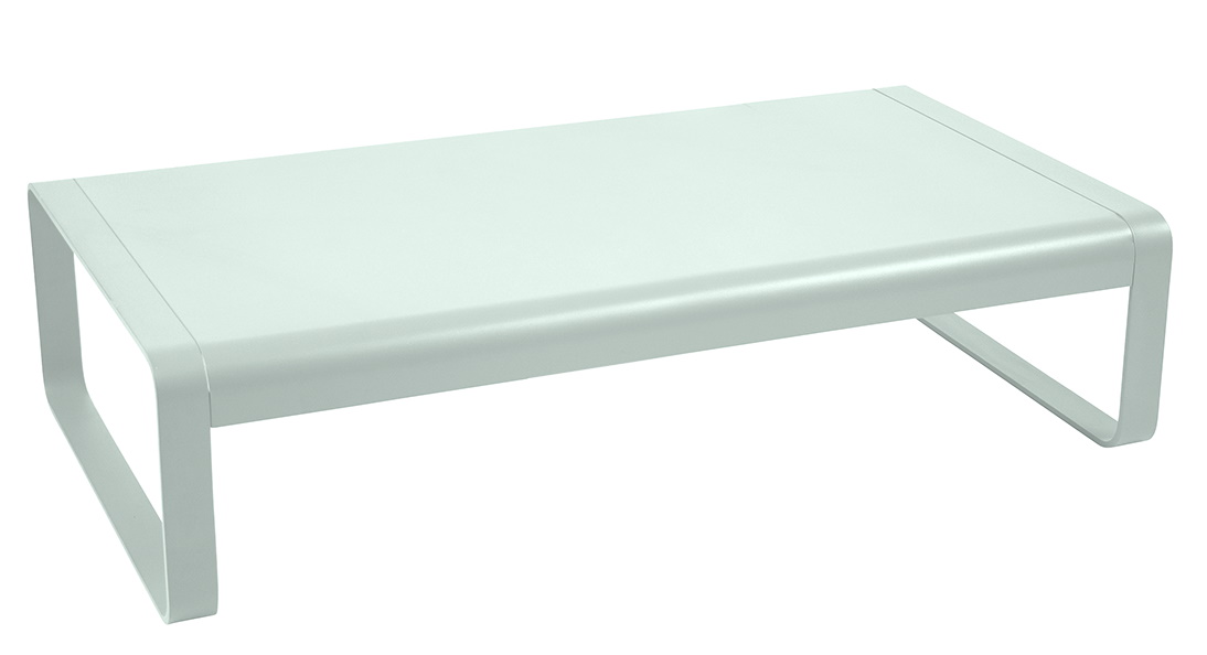 Bellevie Couchtisch von Fermob, ein großer, niedriger Outdoor-Tisch aus pulverbeschichtetem Aluminium in Hellgrau.