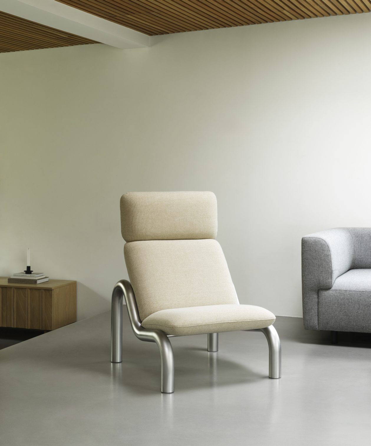 Beiger Tube Lounge Chair Sessel von Normann Copenhagen mit Stahlgestell in modernem Wohnzimmer.