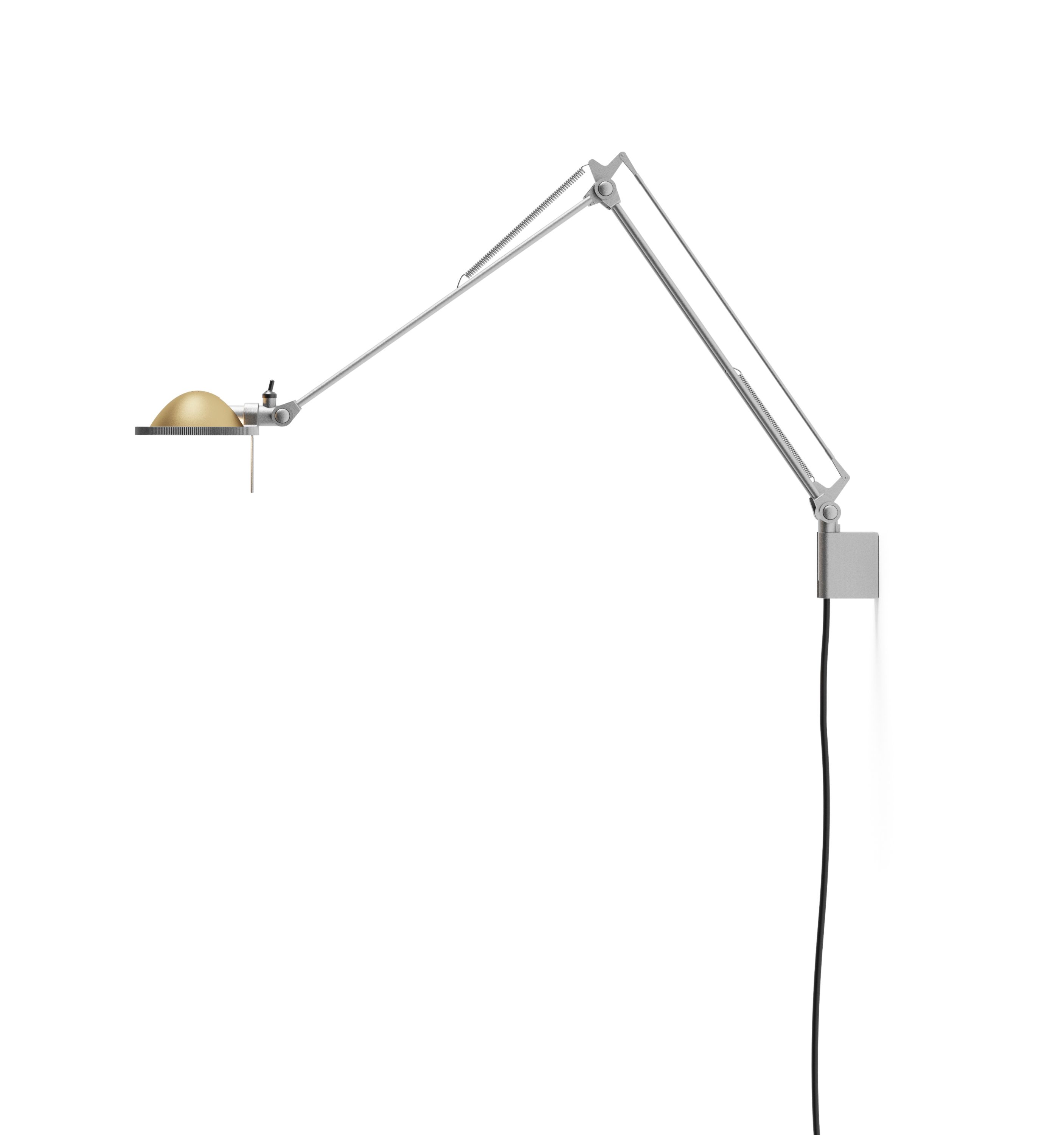 Wandleuchte Berenice mit Messingreflektor und flexiblem Metallarm für optimale Beleuchtung.
