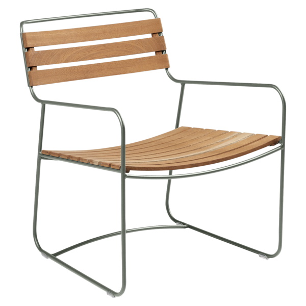 Surprising Sessel von Fermob für den Außenbereich, mit Armlehnen und Latten aus hellem Holz.