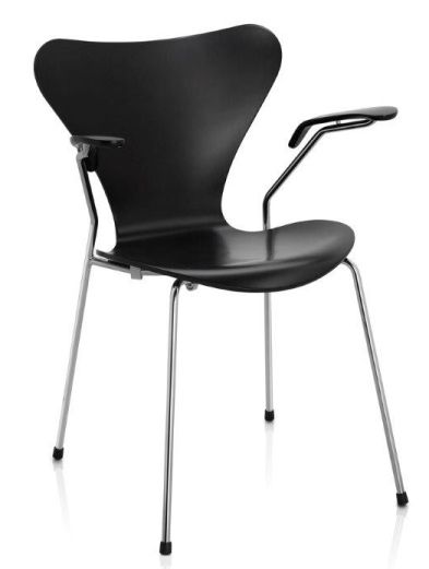 Schwarzer Siebener Stuhl mit Armlehnen von Fritz Hansen, Modell 3207, auf Chromgestell.
