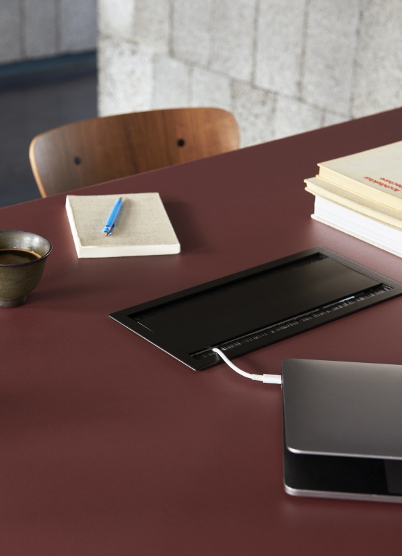 Detailaufnahme des Drip High Table von AndTradition, einem modernen Stehtisch mit integrierter Kabeldurchführung.
