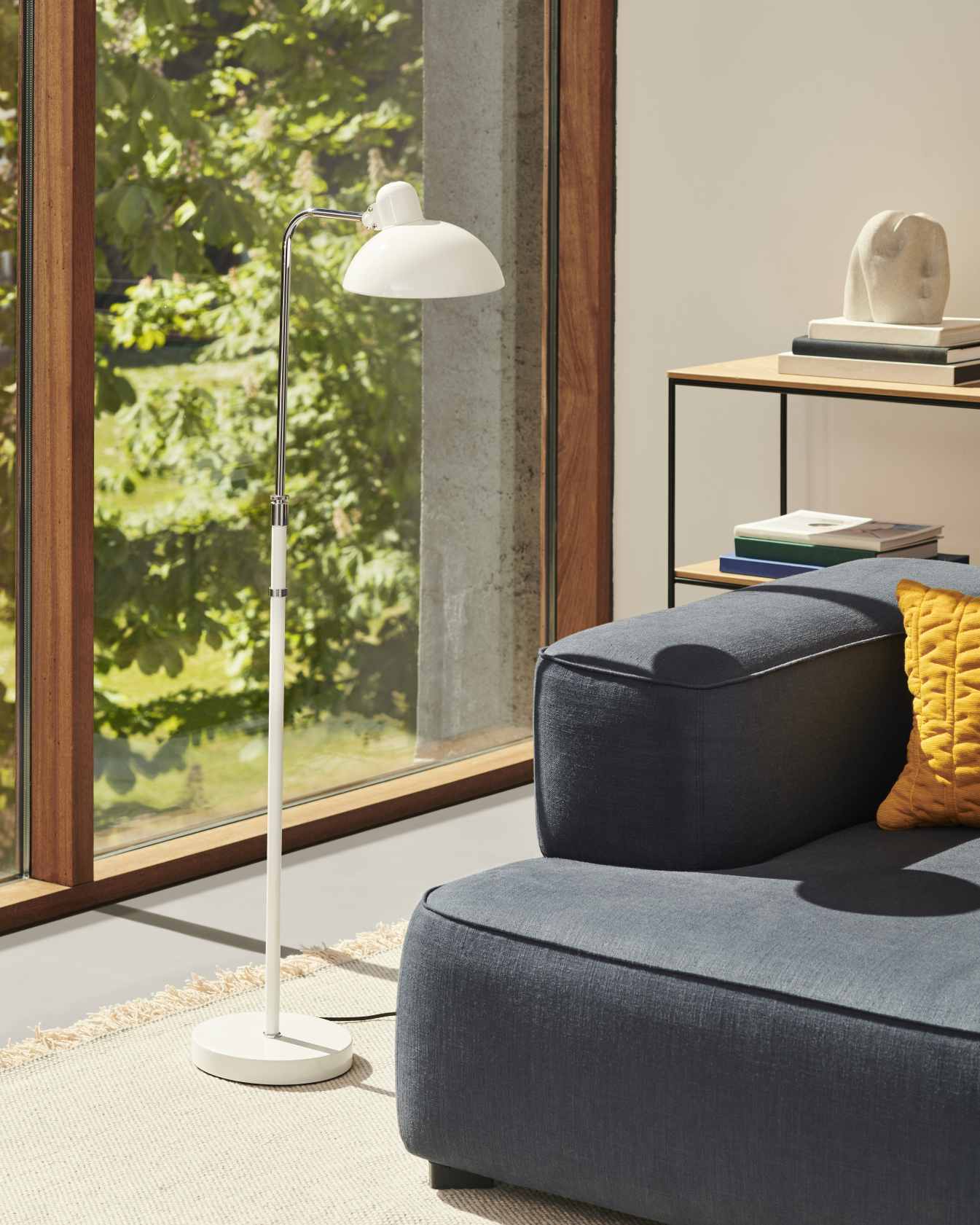 Nahaufnahme des Fritz Hansen Alphabet Sofas in Blau mit Armlehne links und Stehlampe.