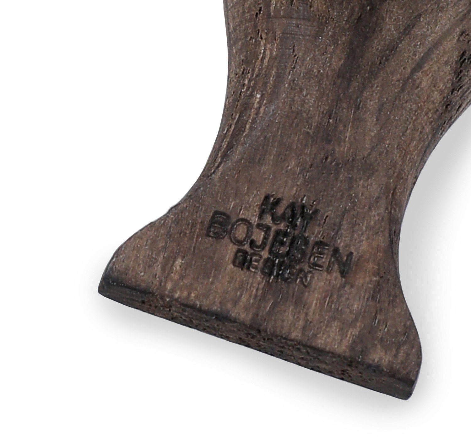 Detailaufnahme des Kay Bojesen Vogel Eiche Schlüsselanhängers, Fokus auf die Holzstruktur und das eingravierte Logo.