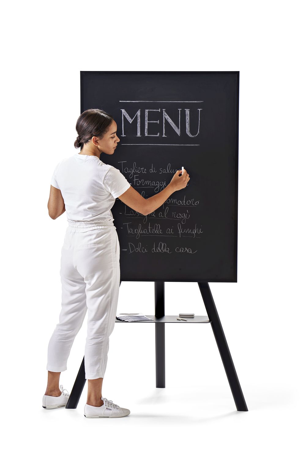 Frau schreibt mit Kreide auf Cartesio Tafel für Multimediaständer, schwarze Kreidetafel, Menü.